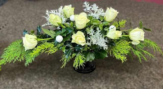 Flower arranging led by Lynne Christmas 2025 - photo 1